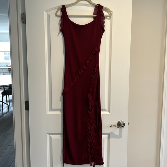 Midi dress with fluttery ruffles in berry color. - Picture 5 of 7
